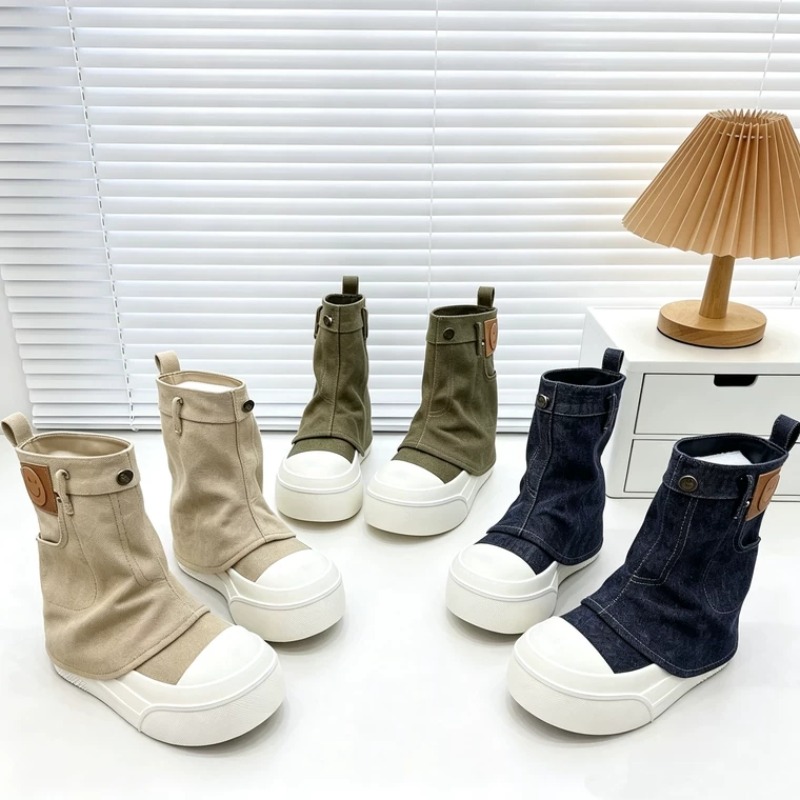 Outdoor Lighting Round - 2026年最新トレンド：丸いつま先、厚底、滑り止め加工を施した、ミドル丈の女性用ブーツ。折り返しデザインとプリーツ加工が施され、快適な履き心地で、アウトドアにも最適な一足。